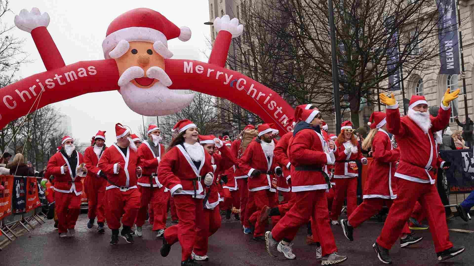 Miles de Santas Participan en Tradicional Carrera Decembrina en Liverpool, Reino Unido