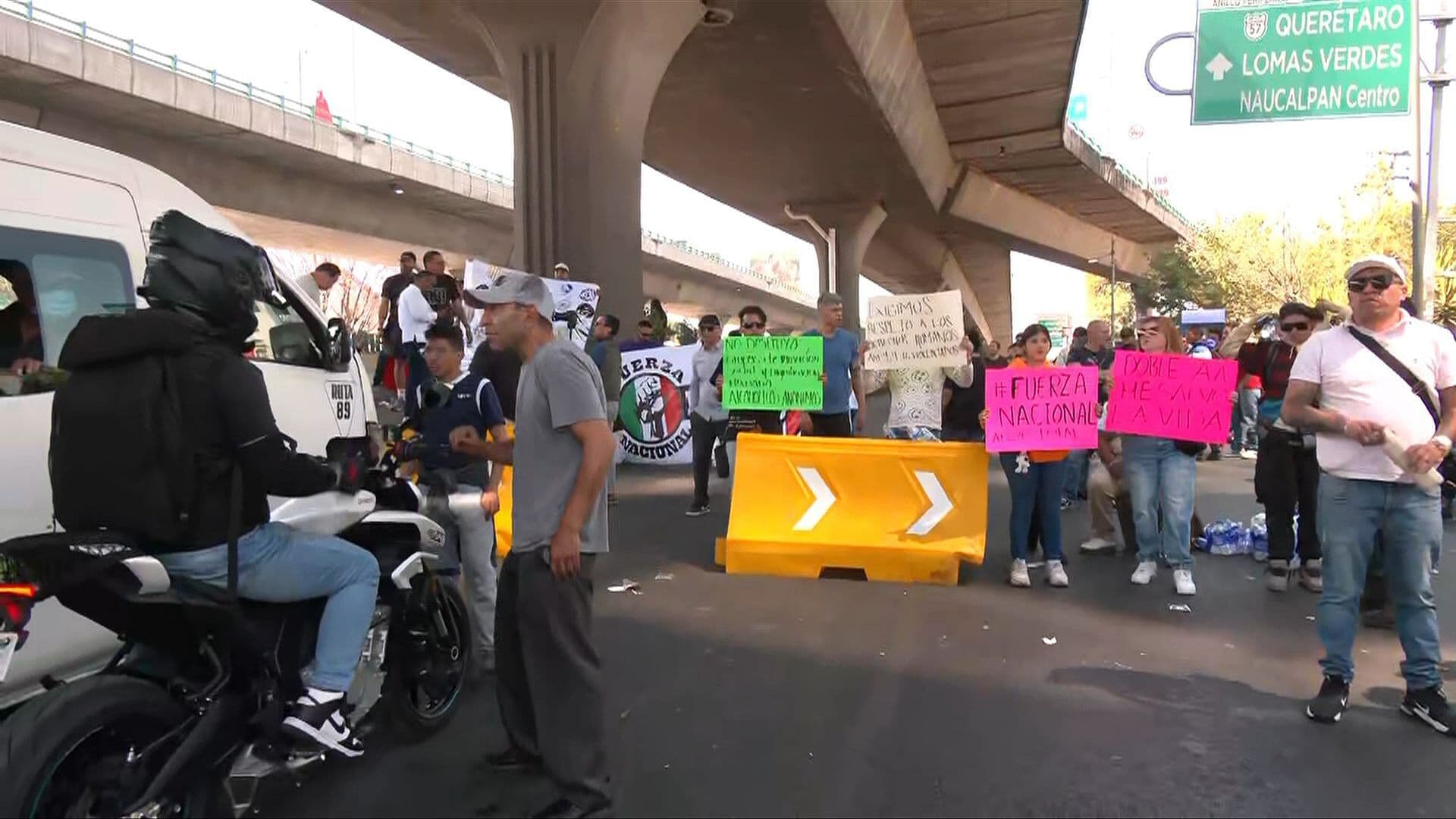 Integrantes de Centros de Rehabilitación Mantienen Bloqueo en Periférico Norte en Ambos Sentidos