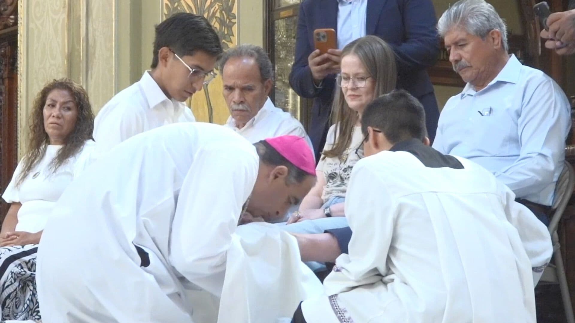 Arzobispo de León Encabeza Misa del Lavatorio de Pies en la Catedral de la Virgen de la Luz