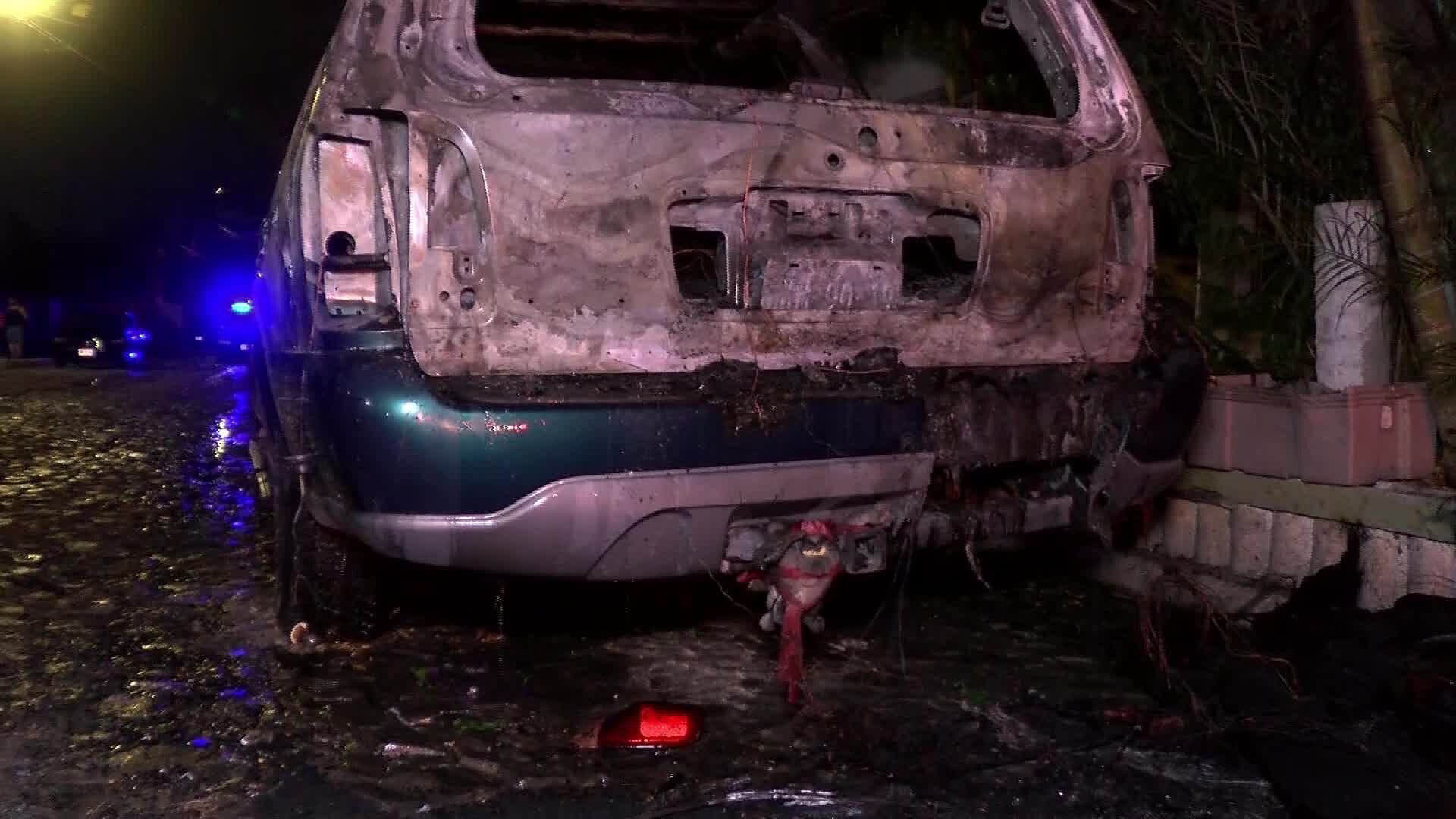 Camioneta Incendiada Intencionalmente en El Tapatío, en Tlaquepaque