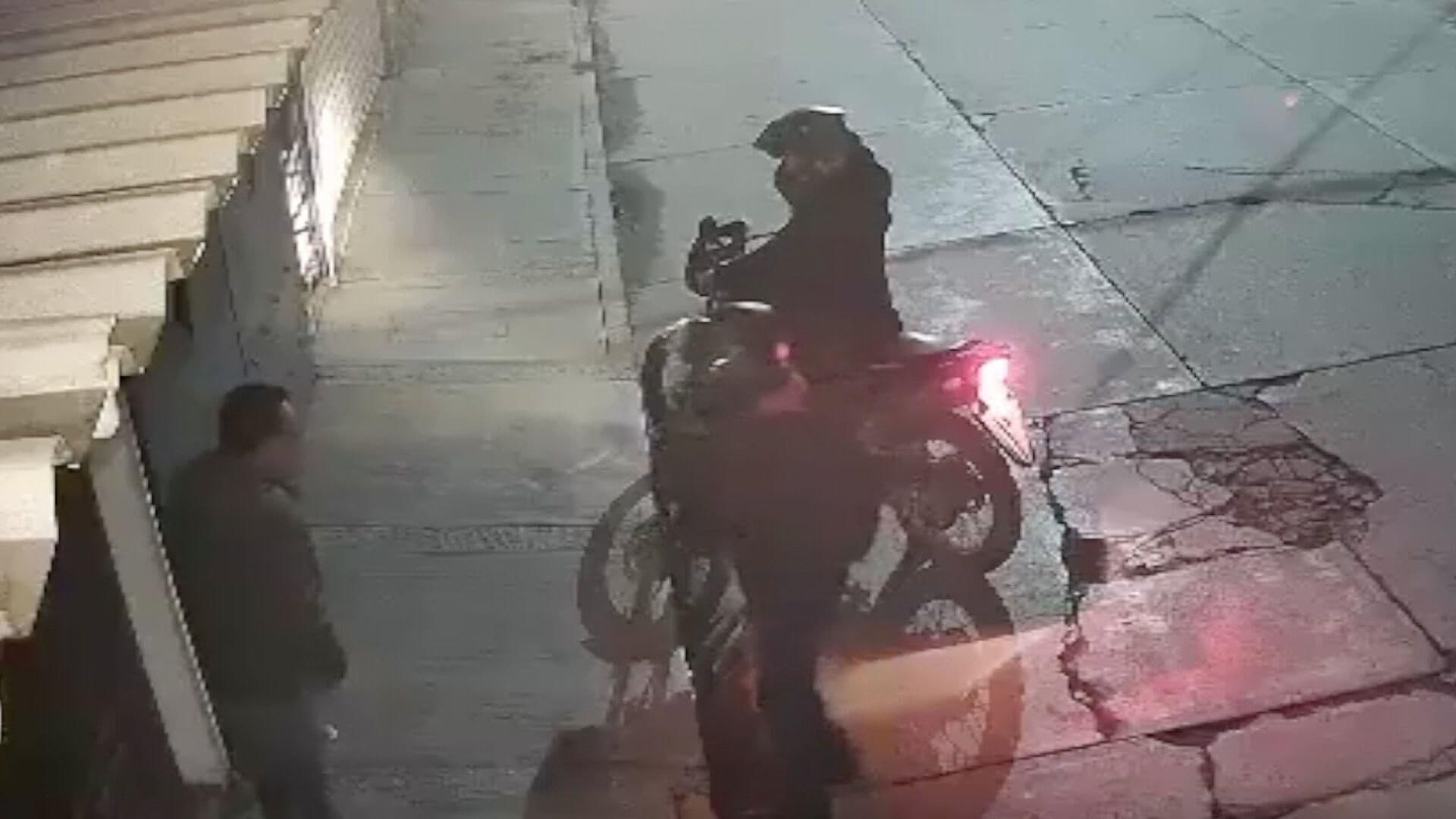 Video: Dos Sujetos en Motocicleta Asaltan a un Joven en San Martín Texmelucan, Puebla