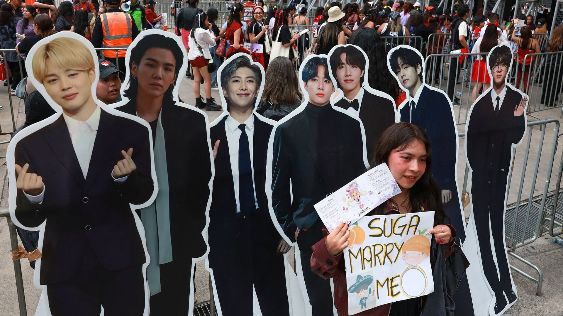 BTS Arrasa en su Primer Concierto en CDMX y Hasta Hablaron en Español; Así Se Vivió el