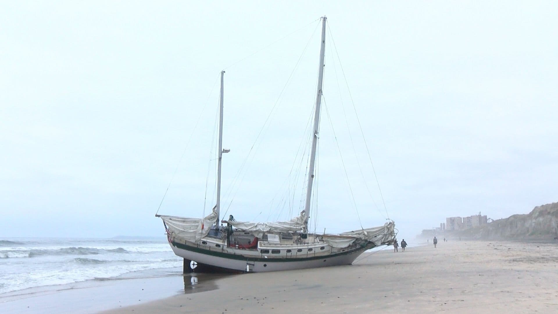 Barco Encallado en Playas de Tijuana Atrae a Visitantes