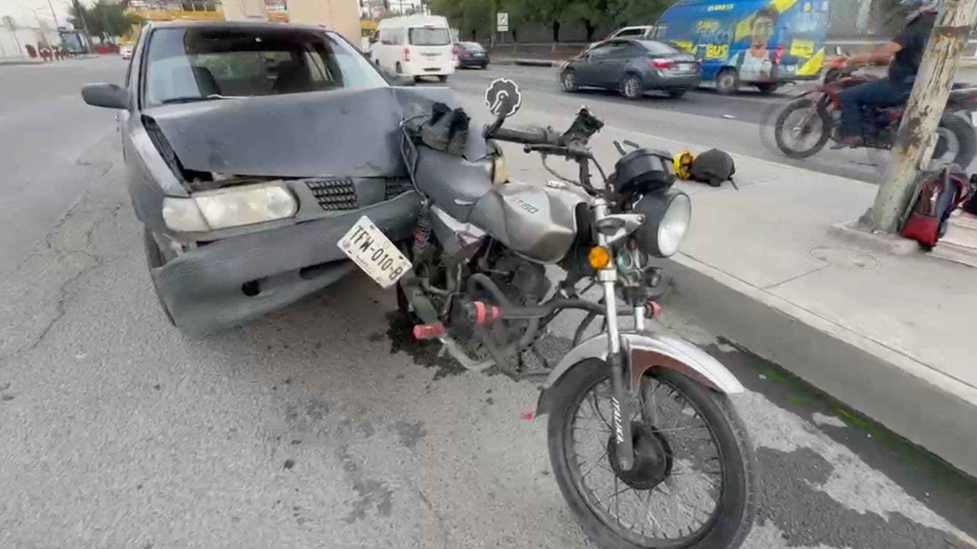 Choque Entre Auto y Motocicleta Deja un Herido en San Nicolás, Nuevo León