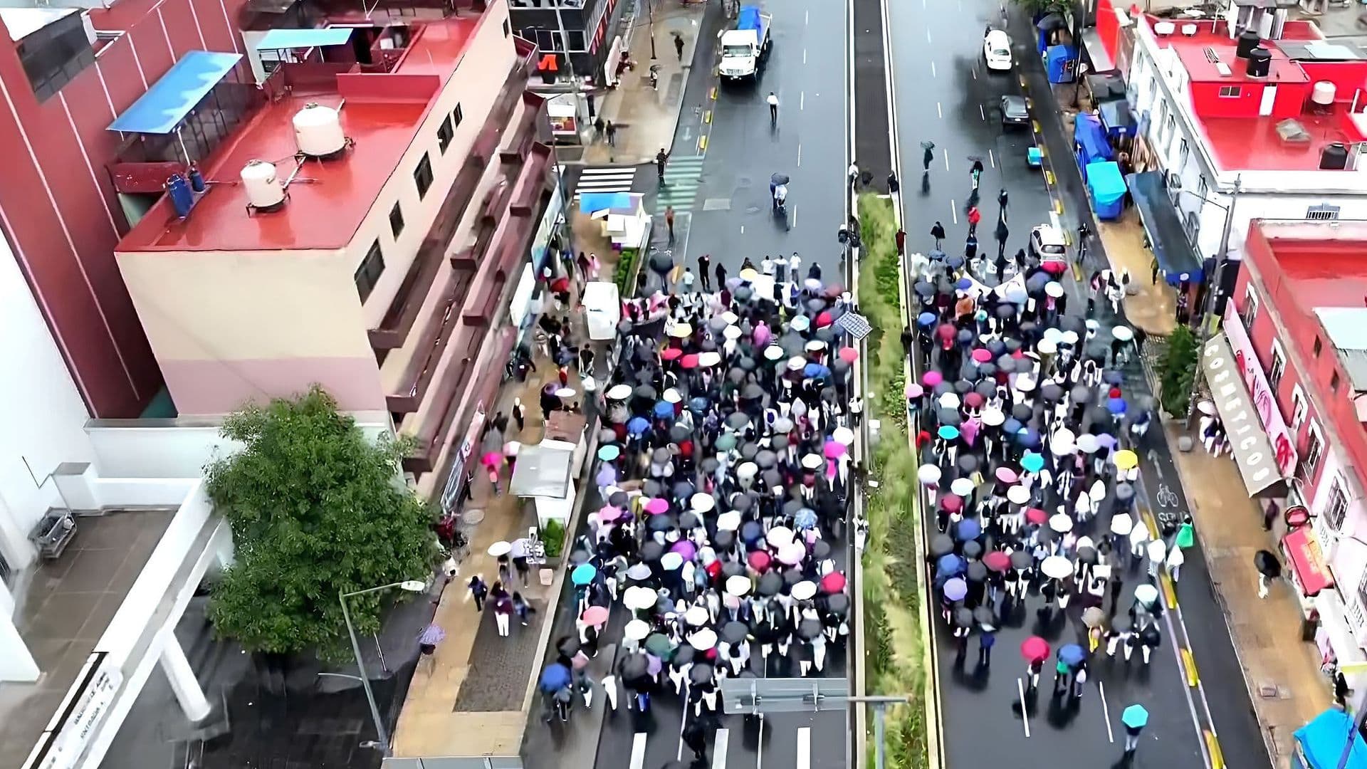 Alumnos del IPN Marchan por Circuito Interior tras Reunión Fallida en el Canal Once