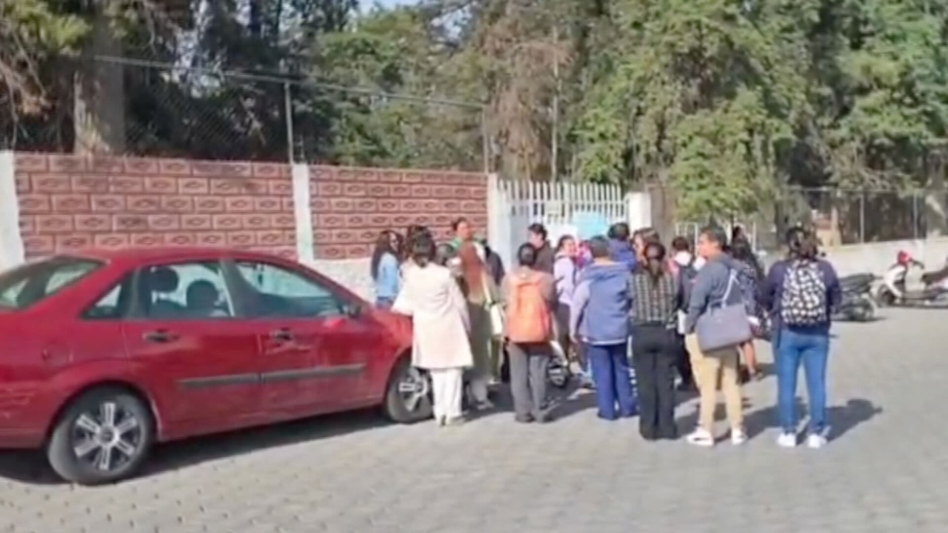 Padres de Familia Realizan Limpieza en Escuela de Puebla ante Falta de Personal de Mantenimiento