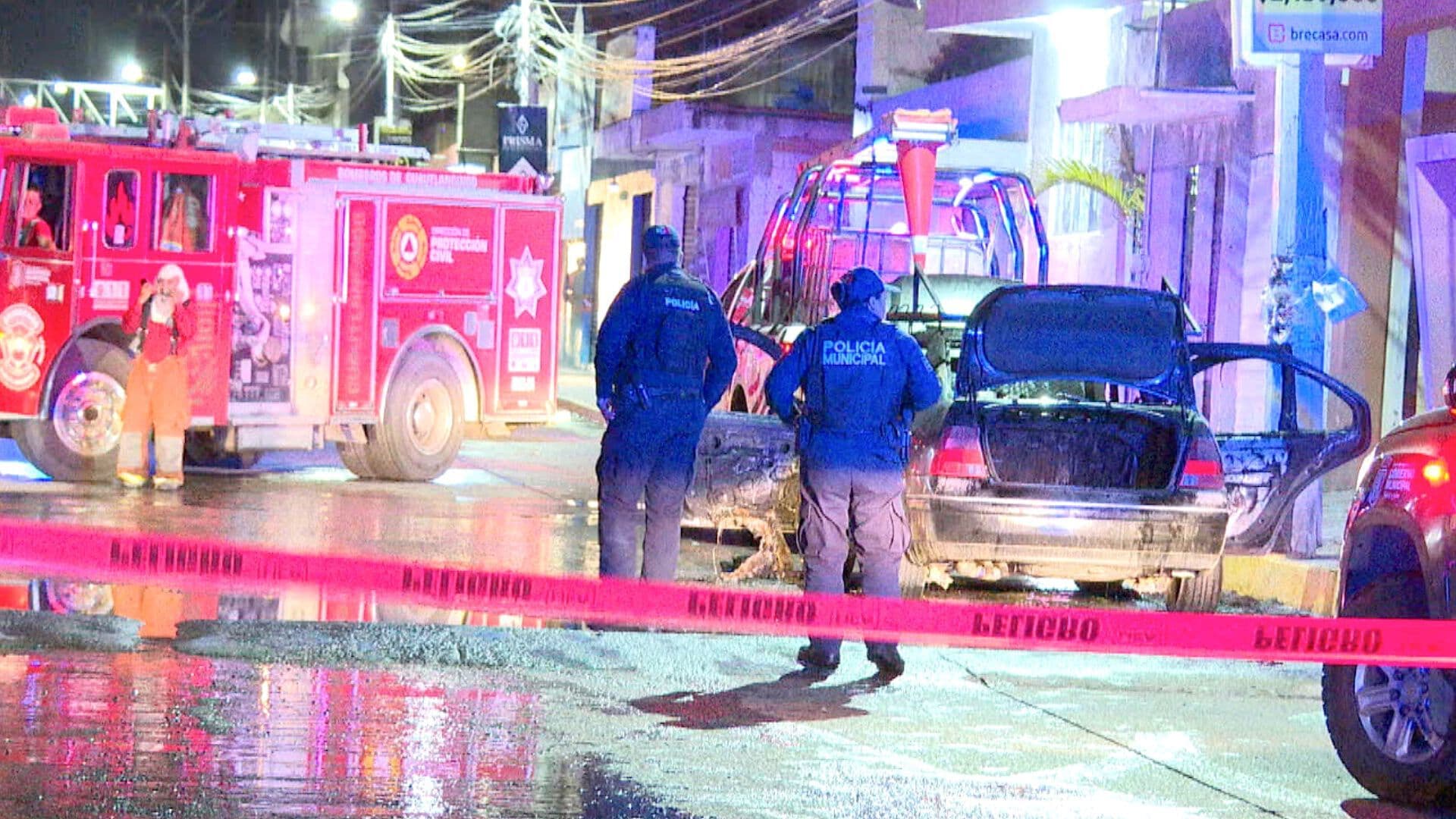 Vehículo Estacionado Queda Envuelto en Llamas tras Incendio en su Interior en Puebla