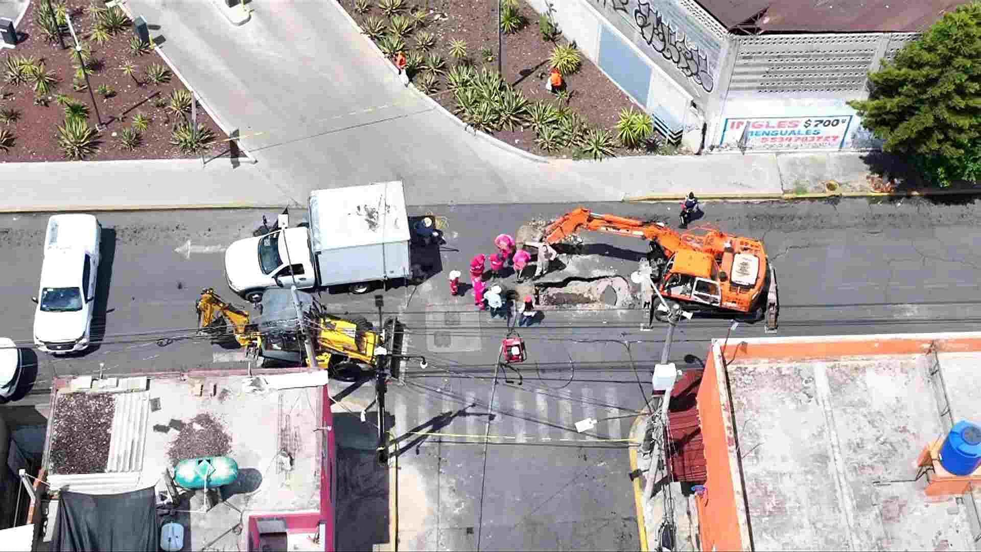 Camión se Hunde en Socavón en la Colonia Pradera, Gustavo A. Madero