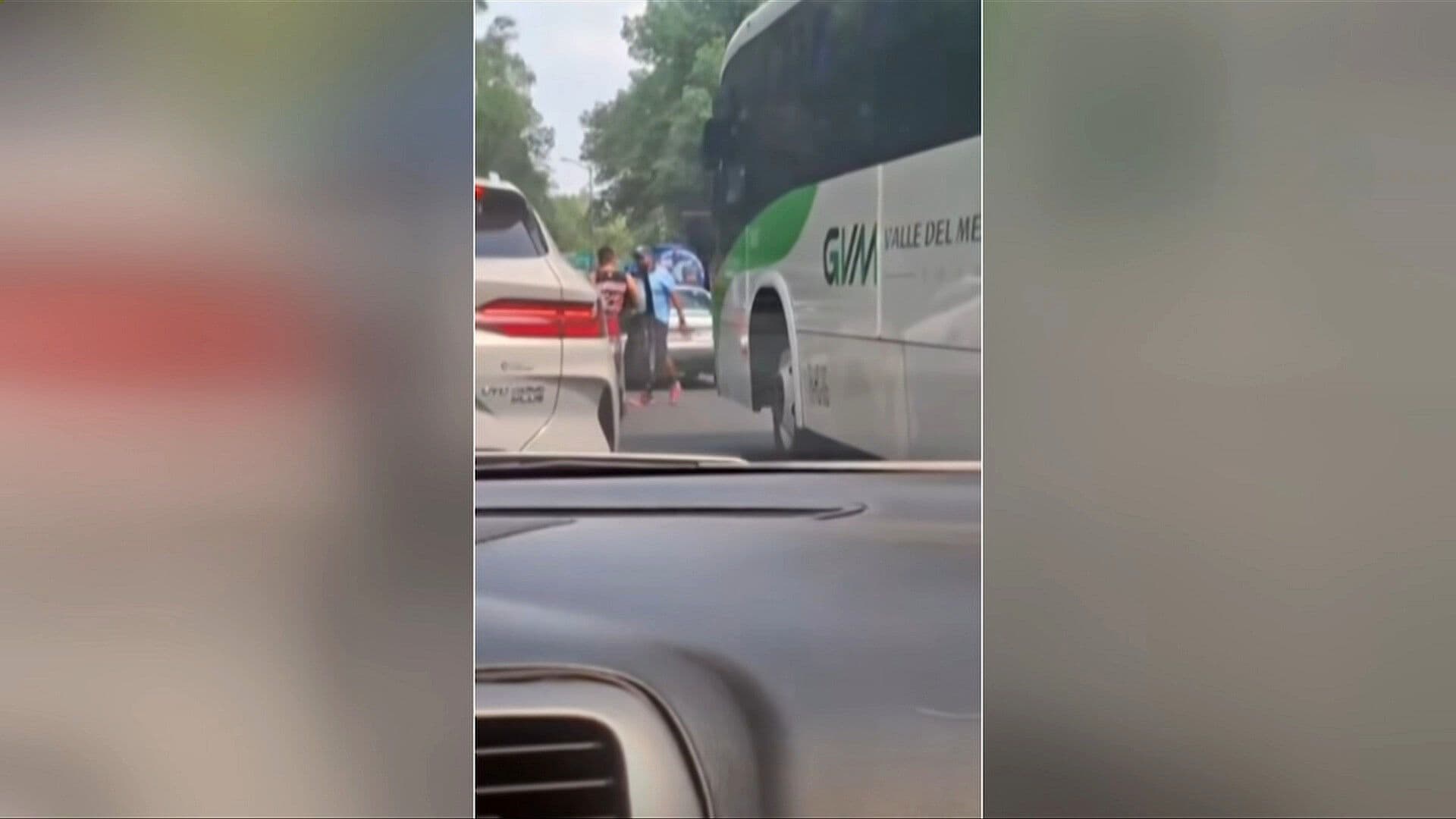 VIDEO | Riña Vial en Azcapotzalco: Conductor Rompe Vidrio de Auto con Bate en CDMX