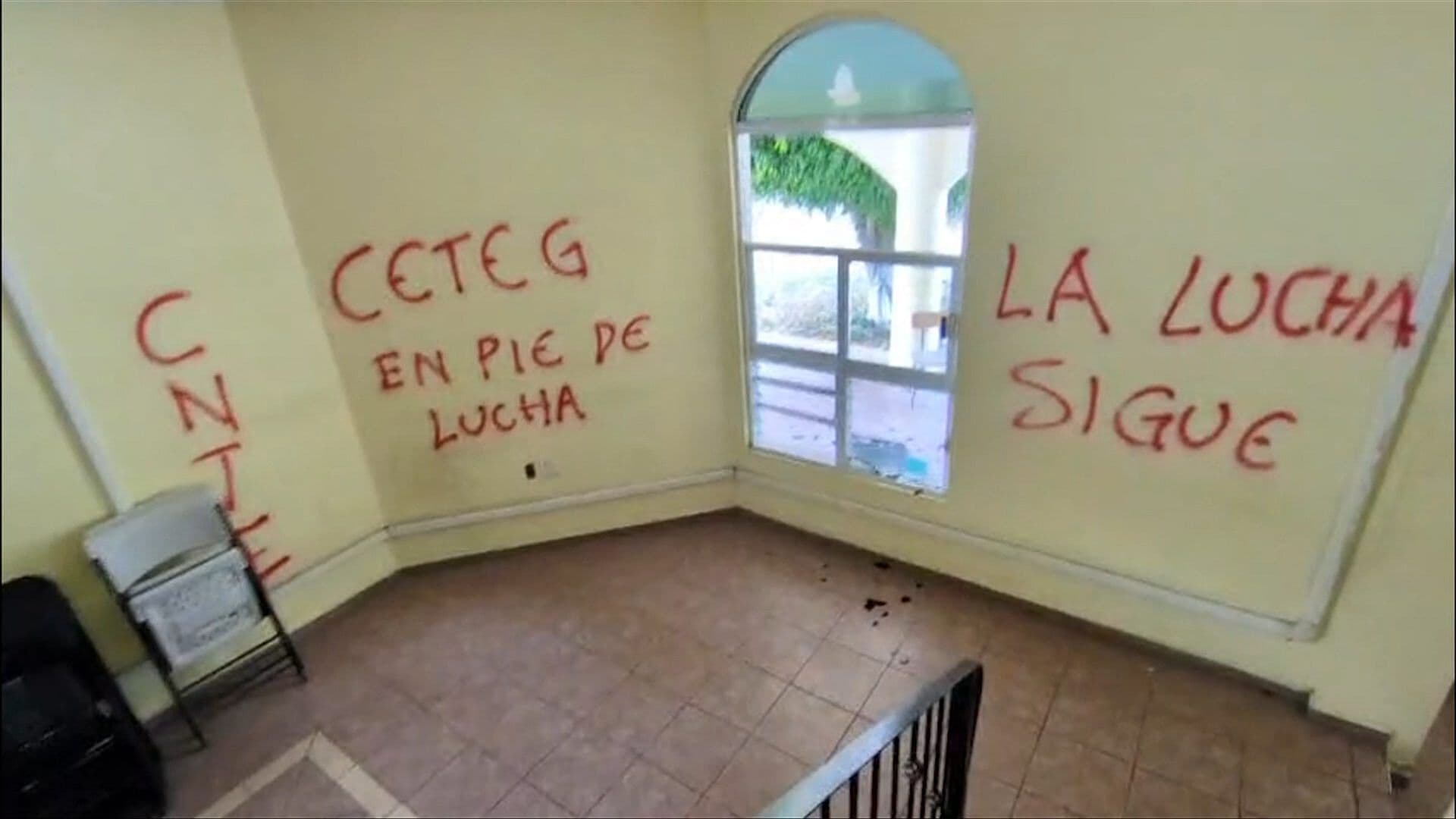 Integrantes de la CETEG Vandalizan la Subsecretaría de Planeación Educativa en Guerrero