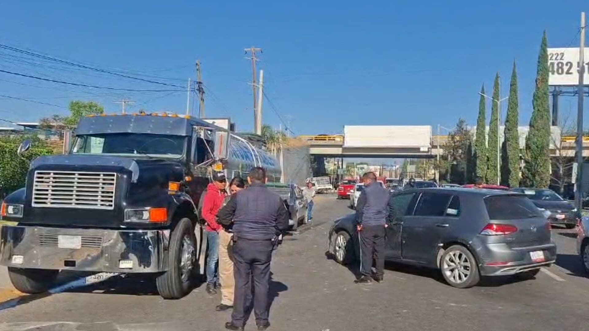 Accidente Choque de Pipa de Agua y Auto en Bulevar Atlixco Tlaxcalancingo Periférico Puebla