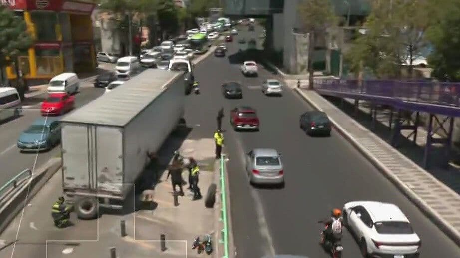 Tráiler Queda Atorado en Bajopuente de Av. Constituyentes; Complica Tráfico