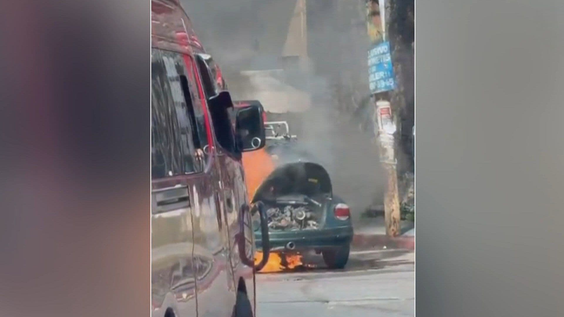 ¿Qué Pasó? "Vocho" Termina Envuelto en Llamas en la Zona Centro de Yautepec, Morelos