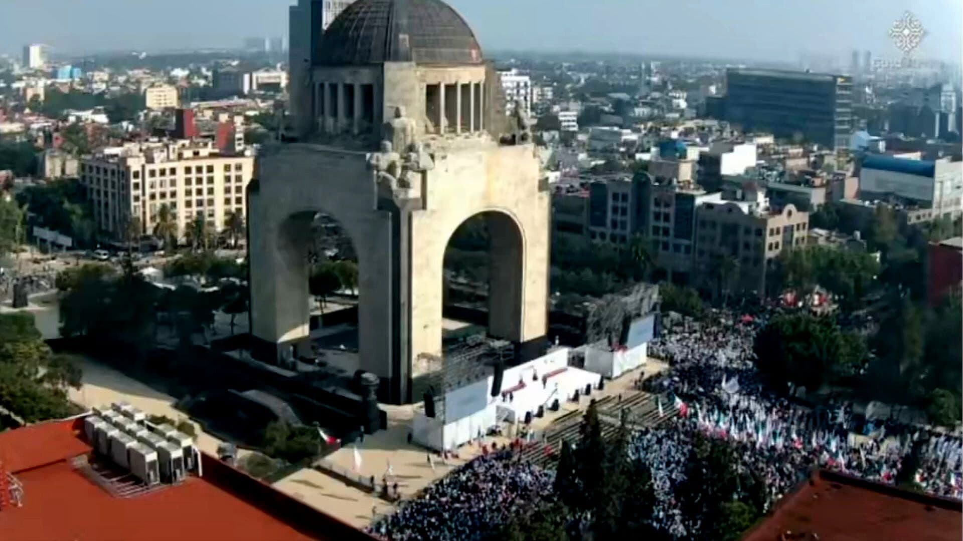 Continúan Llegando Simpatizantes al Monumento a la Revolución por Informe de Sheinbaum