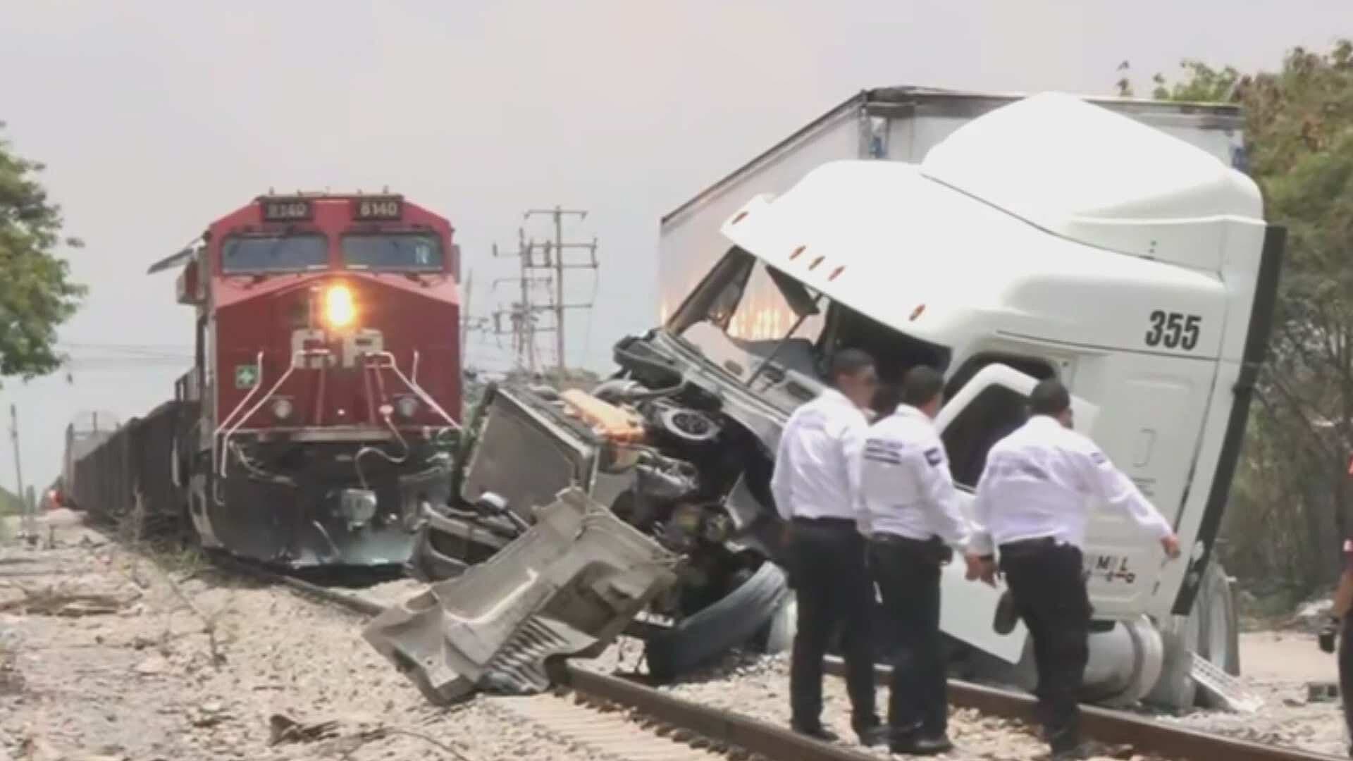 Tráiler Intenta Ganarle el Paso al Tren y Termina Arrollado en Santa Catarina, Nuevo León