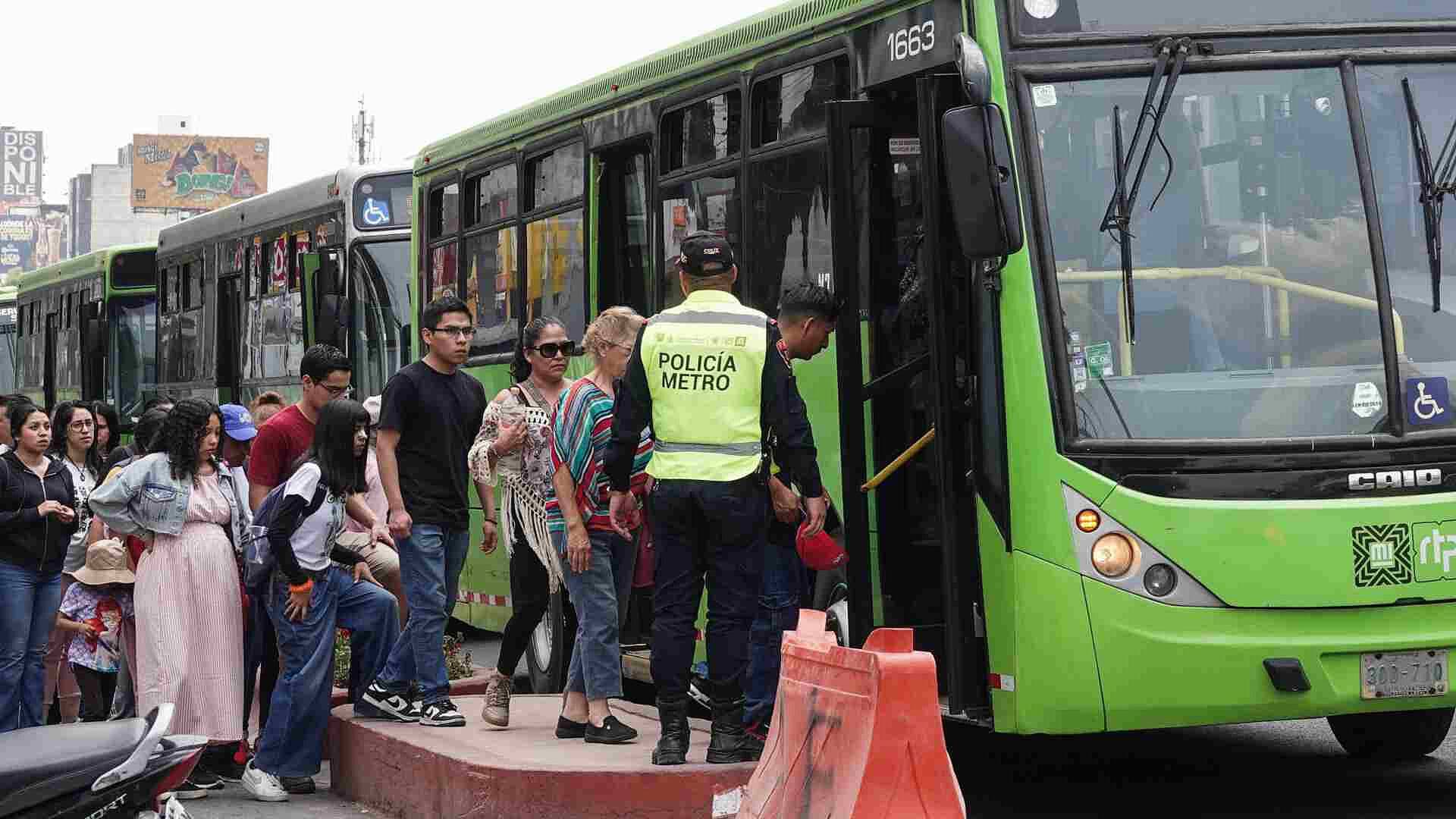 Cierres en la L2 del Metro; Usuarios Hacen Largas Filas en Ruta Alterna del RTP