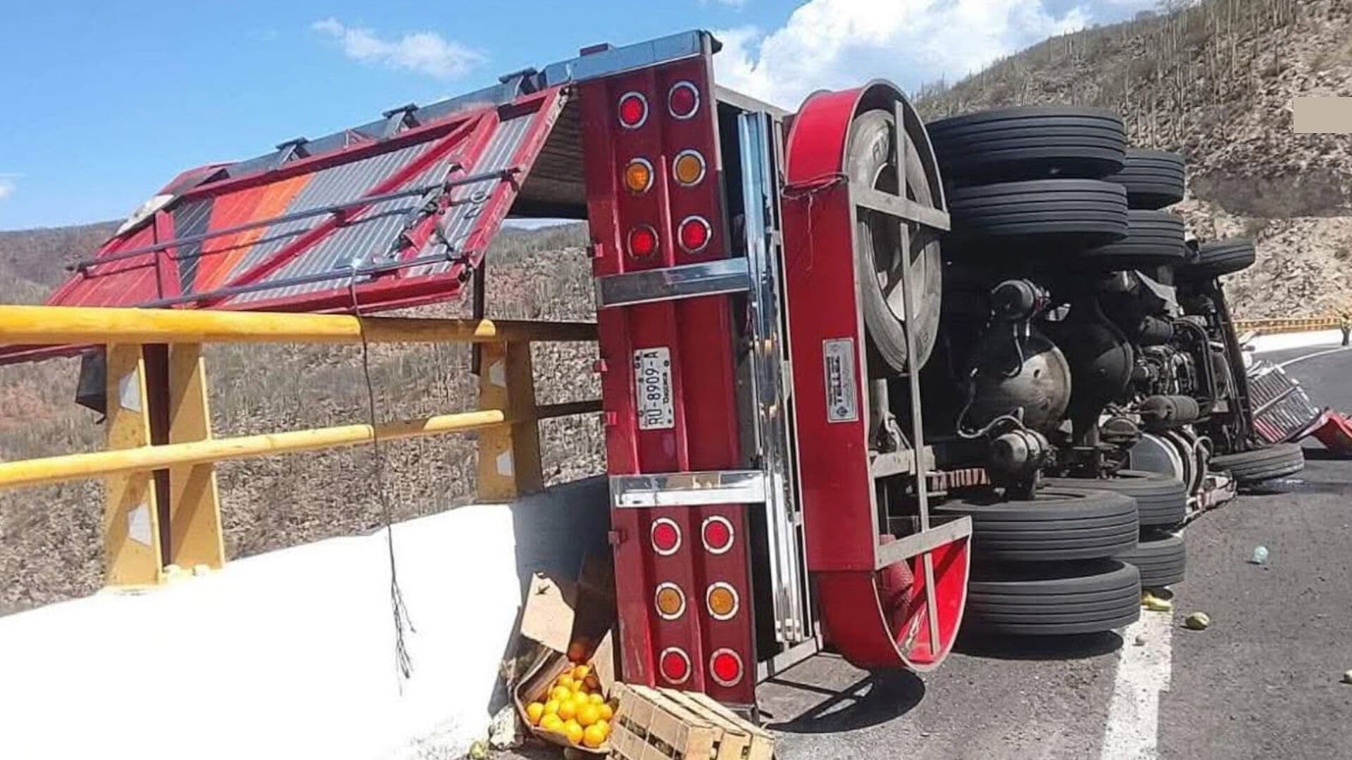 Volcadura Accidente Camión Autopista Cuacnopalan Oaxaca Tehuacán Cuatro Muertos