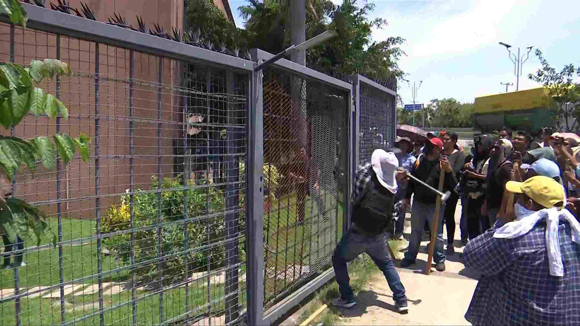 Integrantes de la CETEG Protestan en Chilpancingo; Así Intentan Ingresar al Congreso