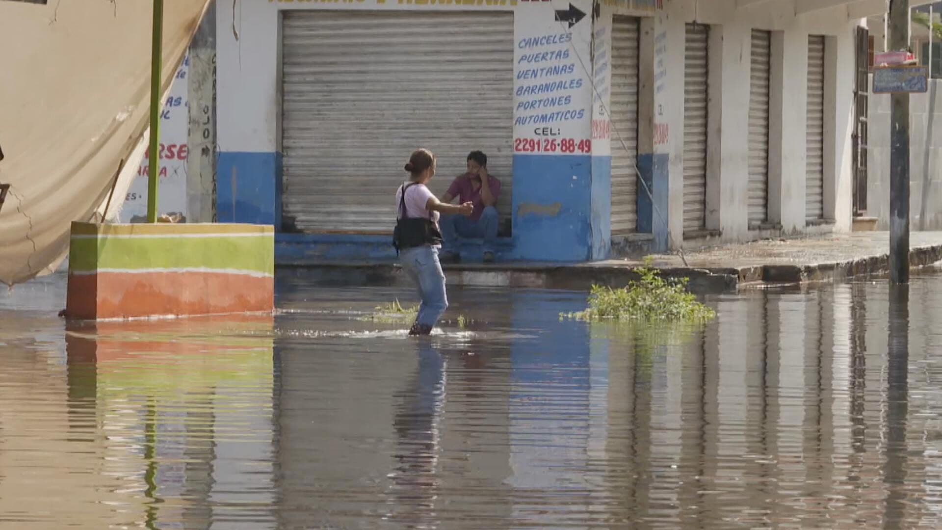 Se Desborda Laguna de Lagartos y se Inunda Avenida Veracruz