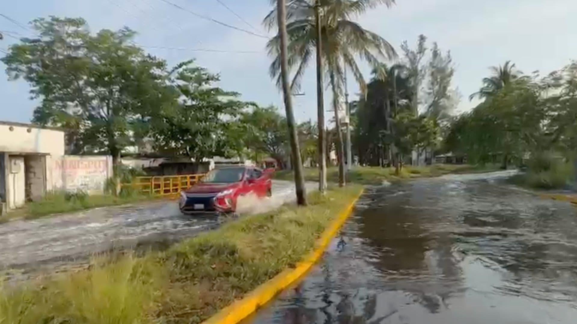 Lluvia Causa Severas Inundaciones en la Calle Esteban Morales de Veracruz