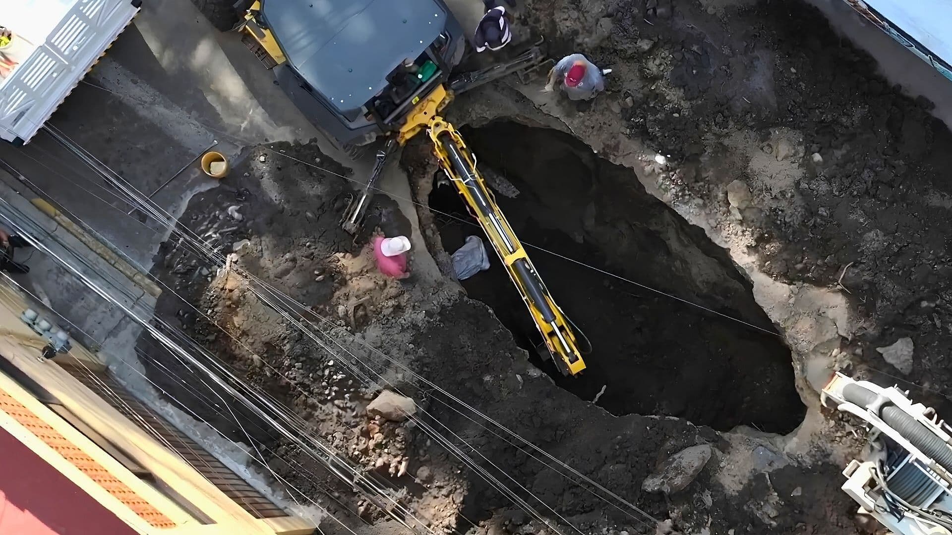 Desde el Aire: Así se Ve Enorme Socavón en la Colonia Viveros del Valle en Tlalnepantla