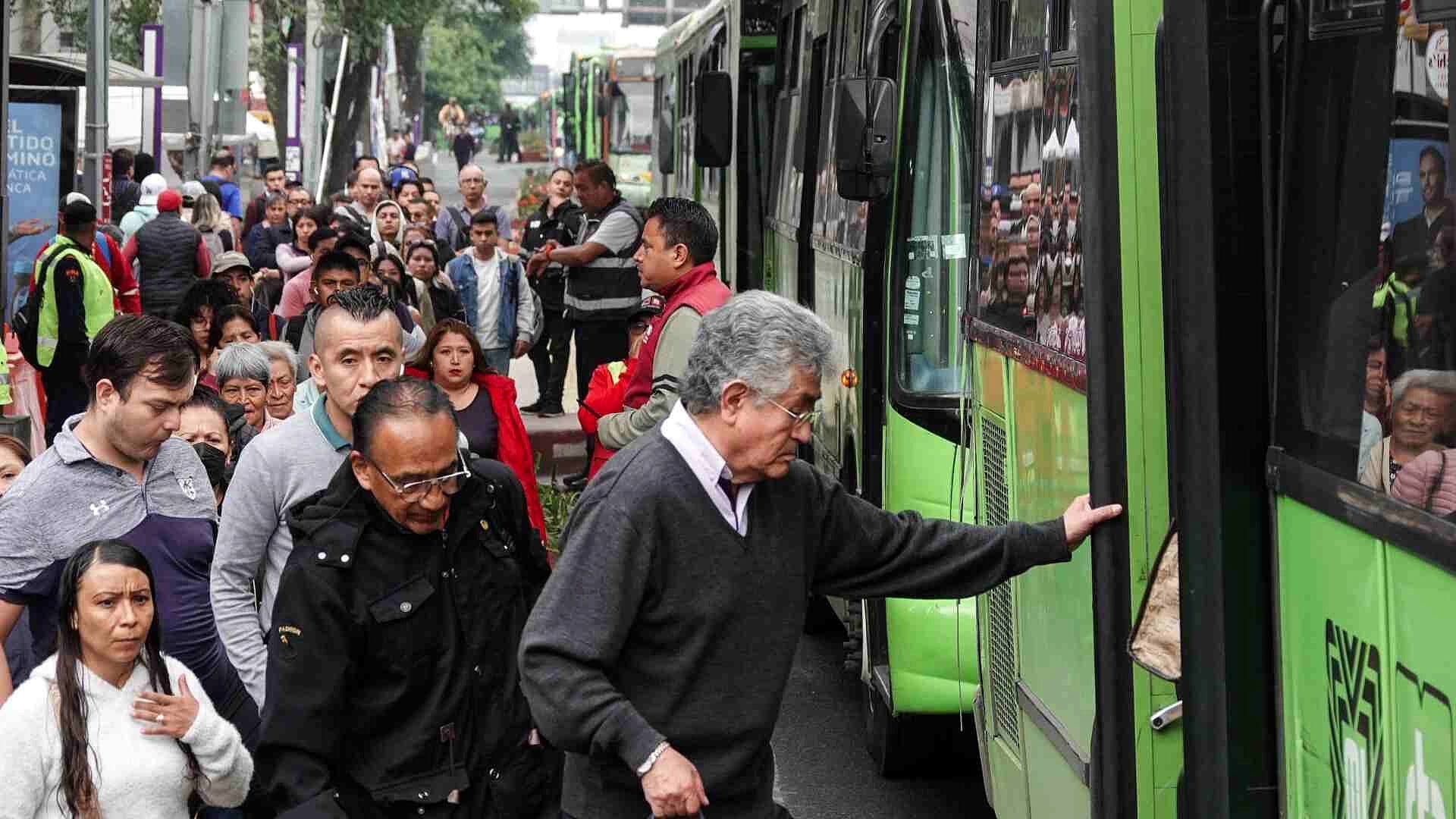 Reportan Largas Filas de Pasajeros Para Tomar Servicio Provisional en la Línea 2 del Metro