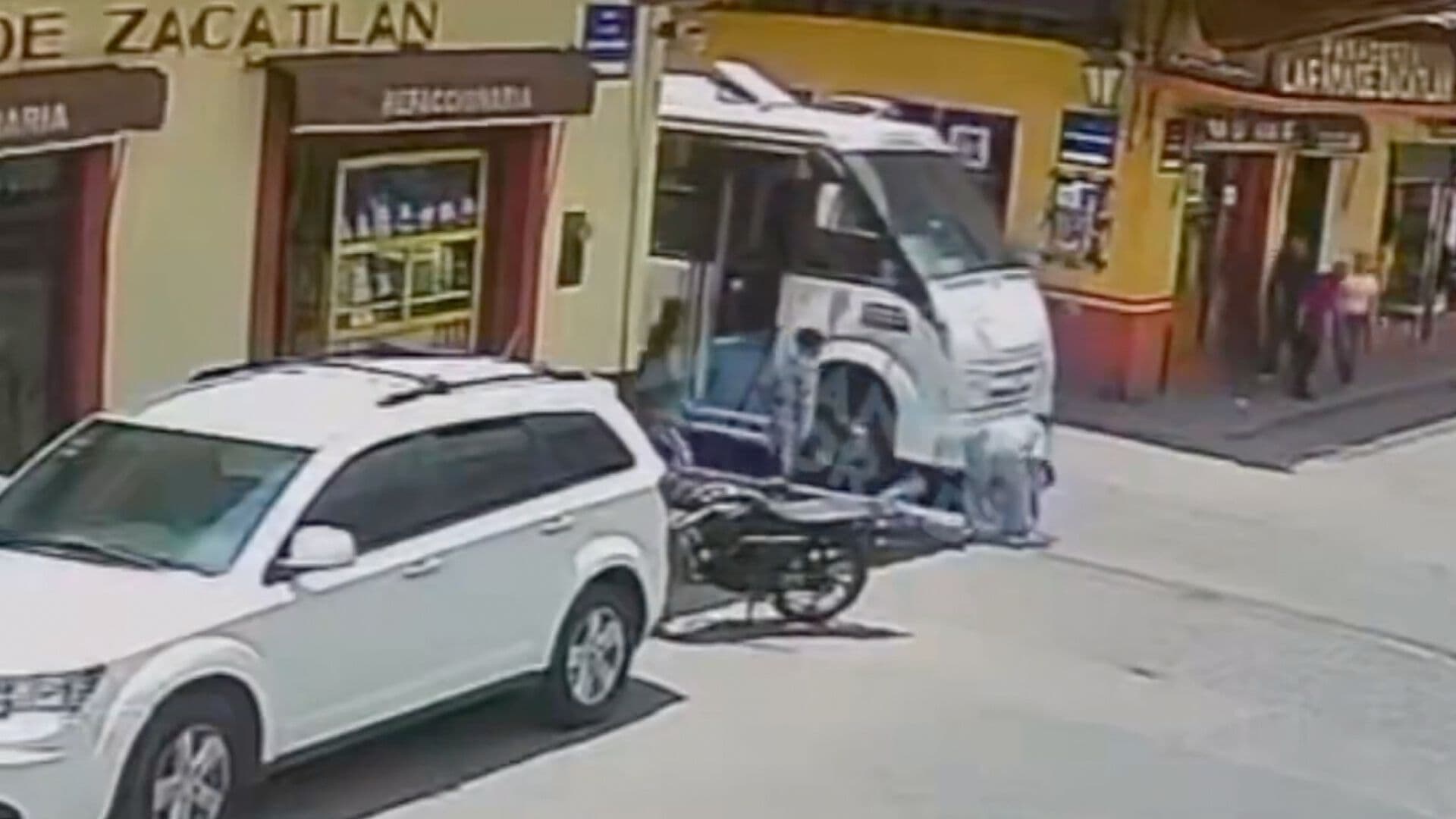 Una Mujer y un Menor de Edad Fueron Atropellados por un Microbús en Zacatlán, Puebla