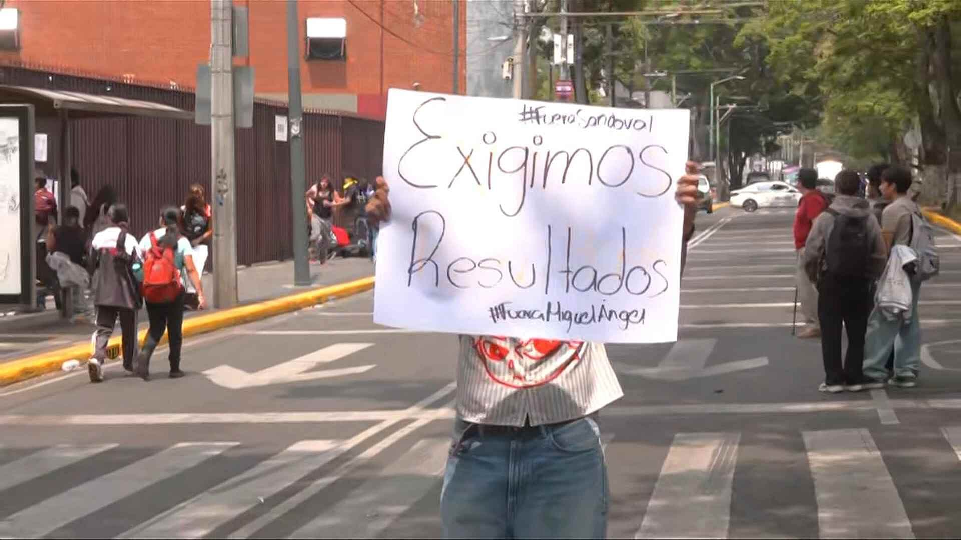 Alumnos del IPN Realizan Bloqueo en la Calzada Taxqueña