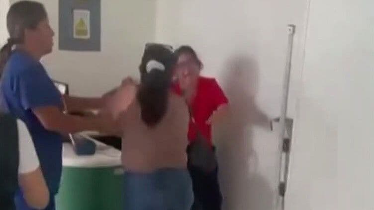 VIDEO: Captan Pelea entre Paciente y Trabajadora del IMSS en SLP