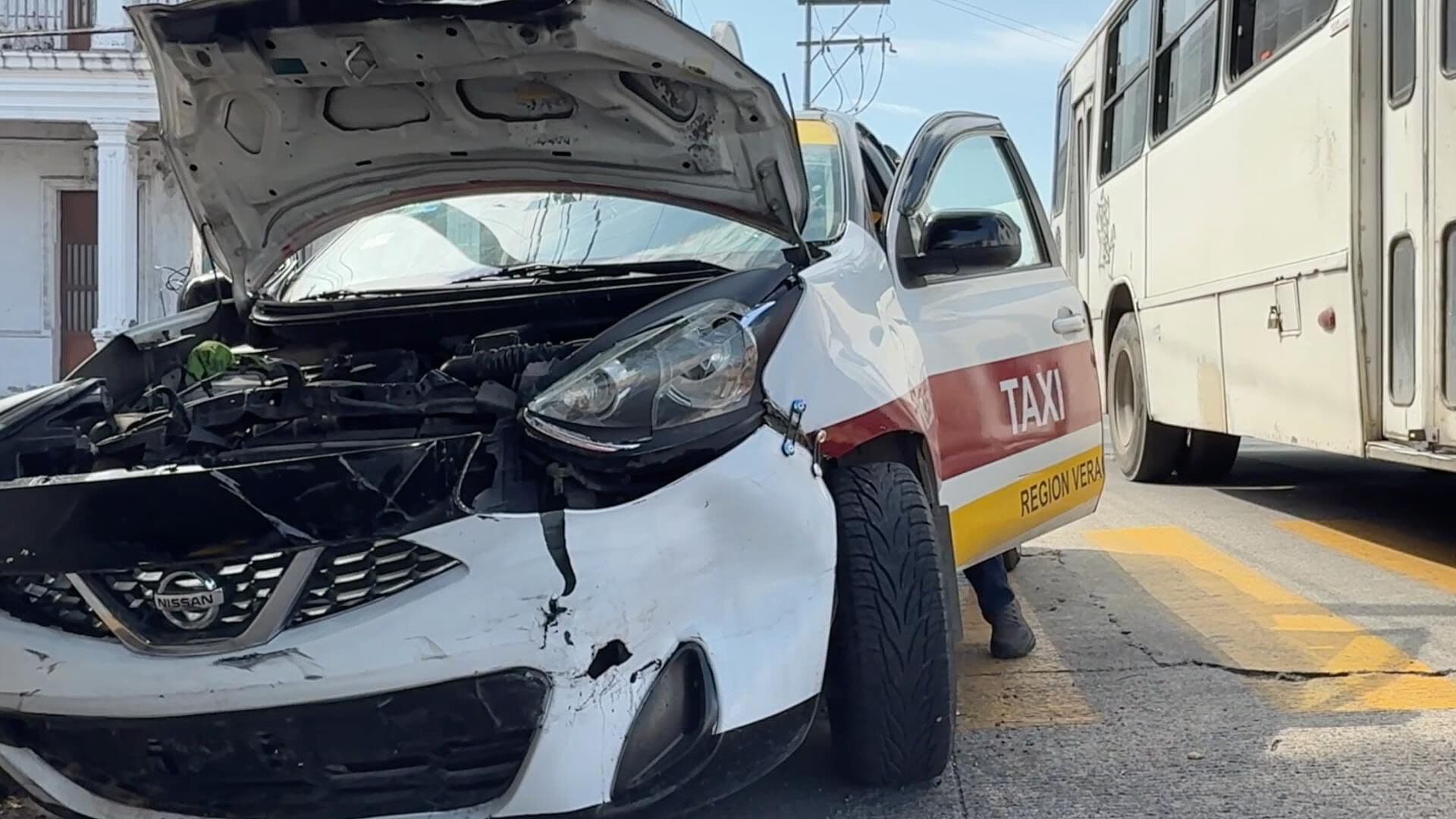 Pasajera Resulta lesionada en Choque Entre Taxi y Camioneta en Veracruz