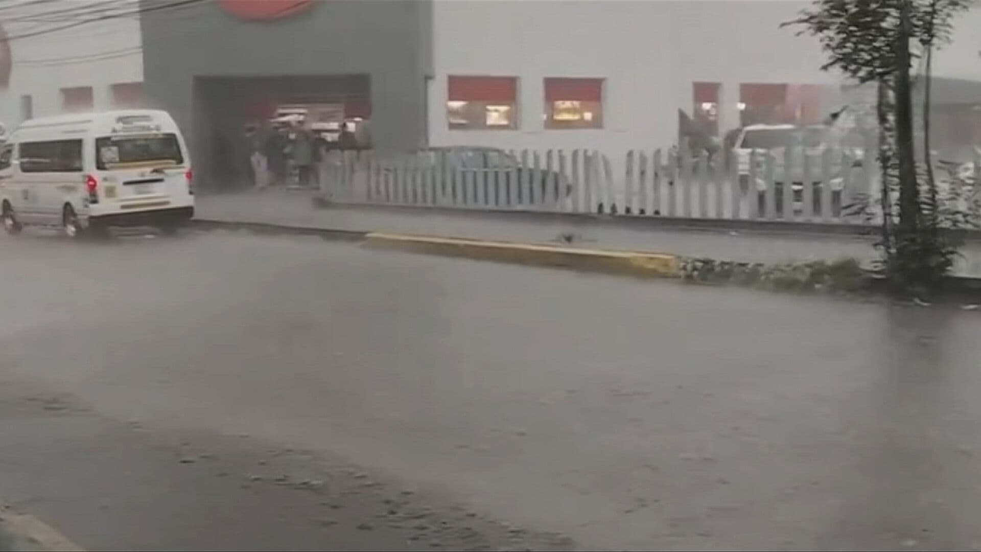 Tormenta Deja Severas Inundaciones en la Vía López Portillo y Plaza Coacalco
