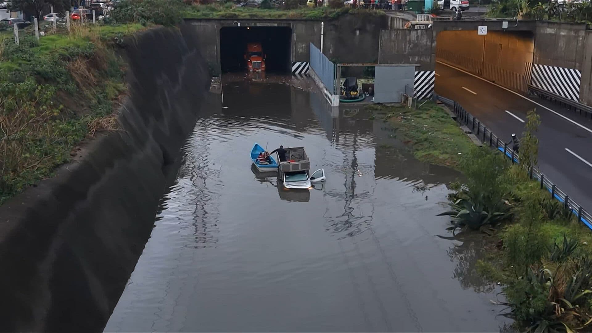 “Subió Muy Rápido el Agua”: Así Rescataron a Conductor en Inundación de CEM en Izcalli
