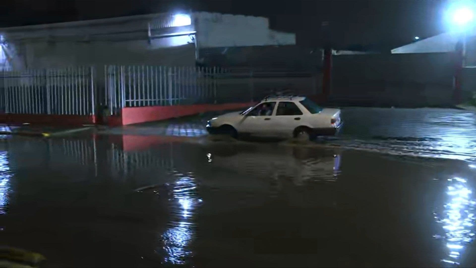 Así Es el Caos por Inundación en López Portillo a la Altura de la Bandera en Tultitlán