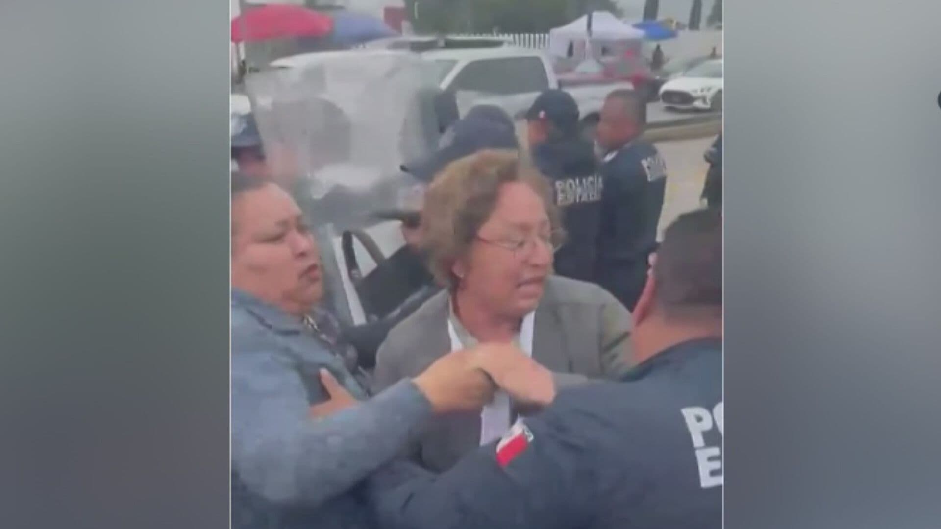 VIDEO: Manifestantes se Enfrentan con Policías Afuera del ISSSTE en Pachuca, Hidalgo