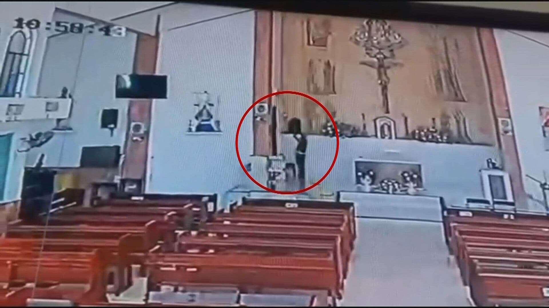 VIDEO: Así Finge Rezar y Roba Bocinas en Iglesia de Los Mochis, Sinaloa