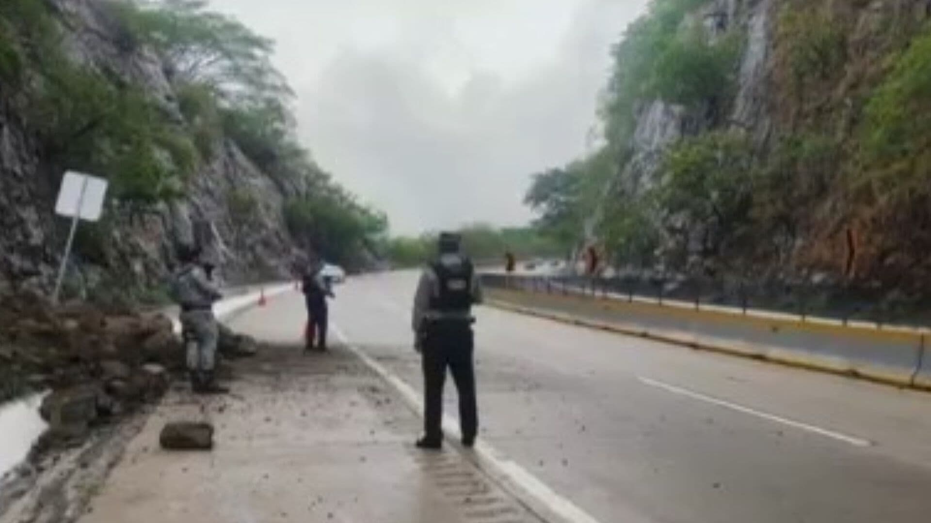 Reportan Deslave en la Autopista del Sol por Fuertes Lluvia; Hay Afectación Vial