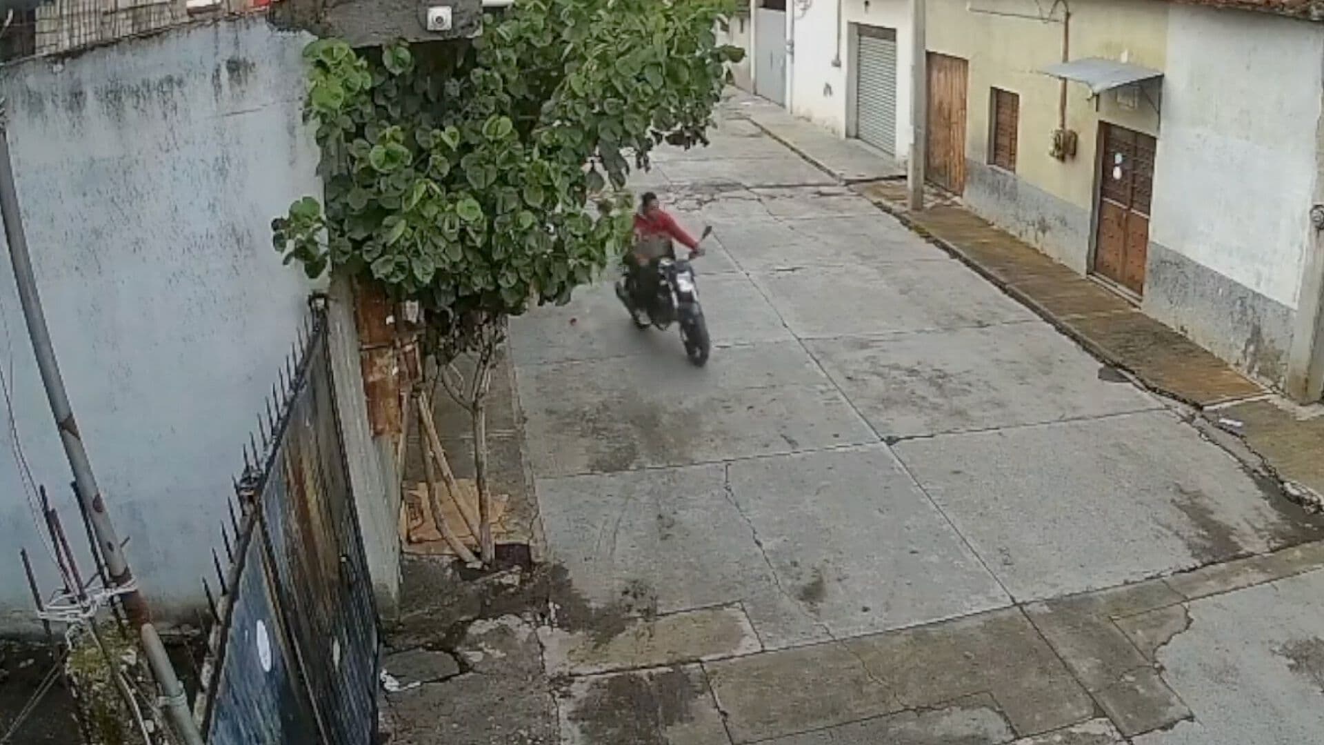 Video: Sujetos en Motocicleta Asaltan a Mujer en Izúcar de Matamoros, Puebla