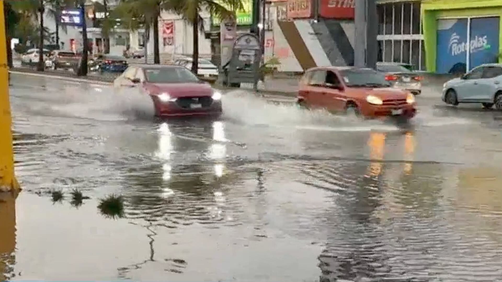 Lluvia Causa Inundaciones en la Av. Ejercito Mexicano en Boca del Río