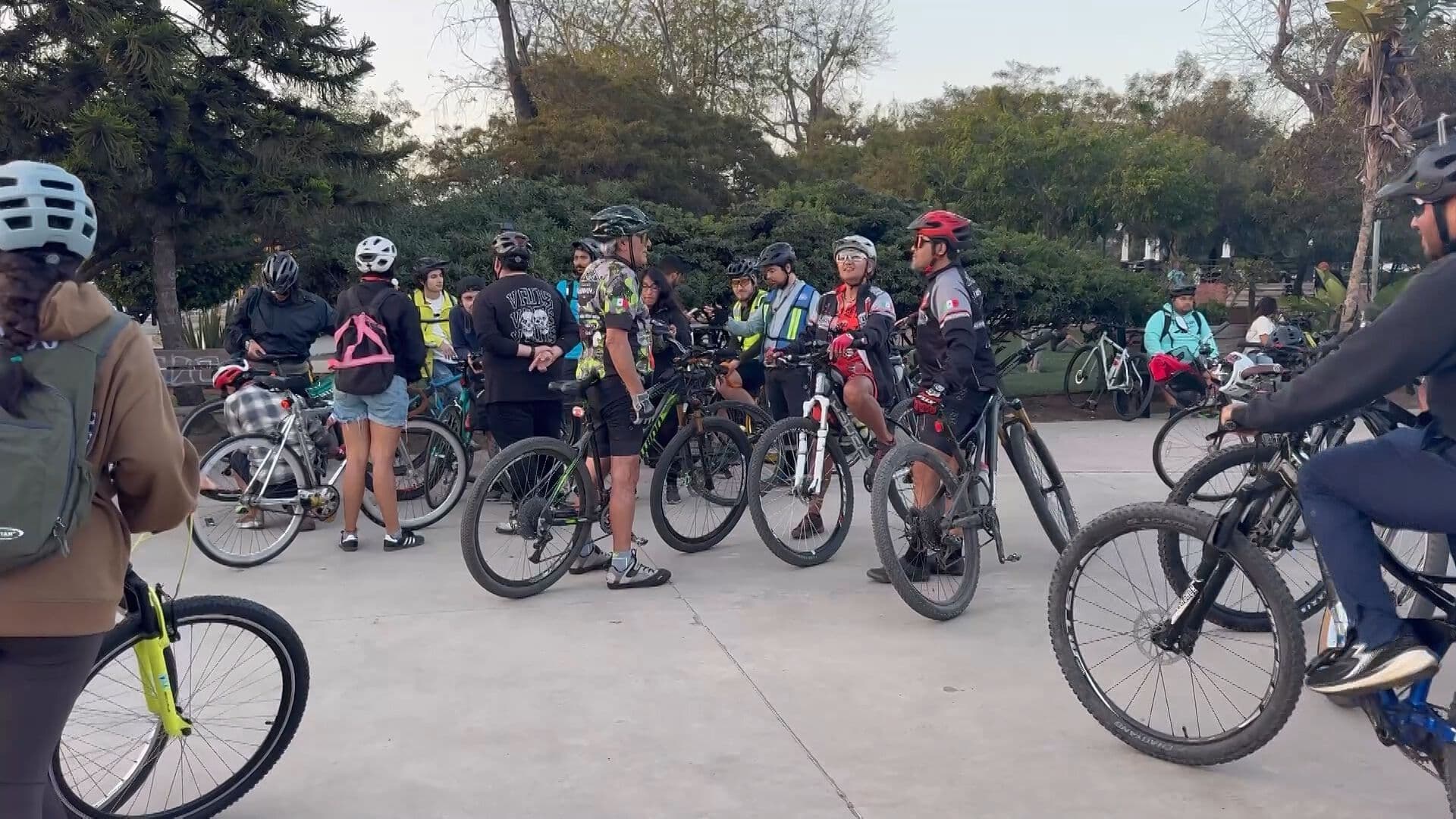 Ciclistas en Ensenada Denuncian Riesgos por Falta de Infraestructura Adecuada