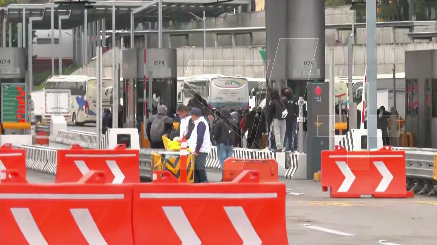 Normalistas de Ayotzinapa Toman la Caseta de Tlalpan en la México-Cuernavaca.