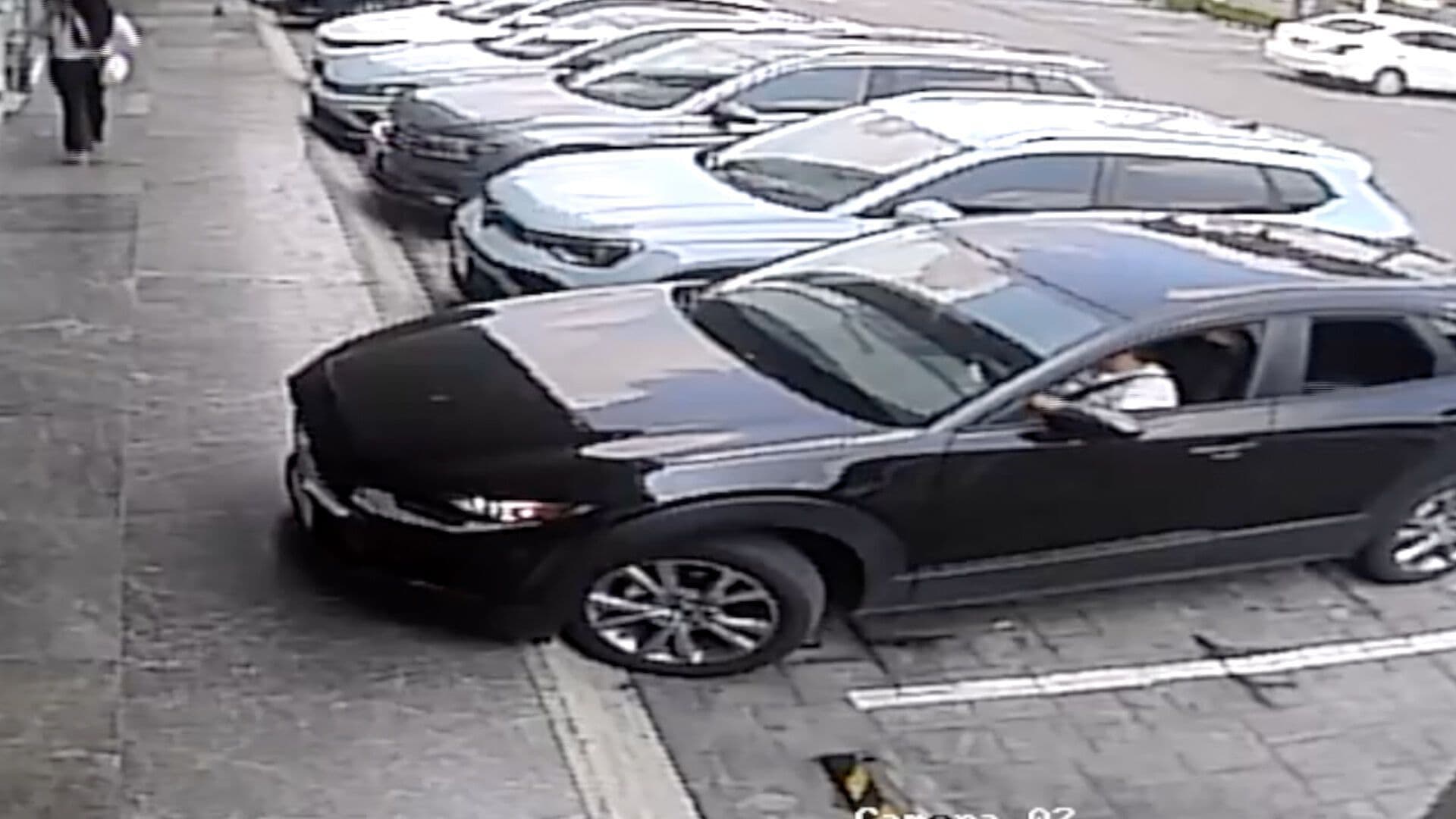 Captan a Conductor Huyendo tras Chocar Contra un Auto en una Plaza de Puebla