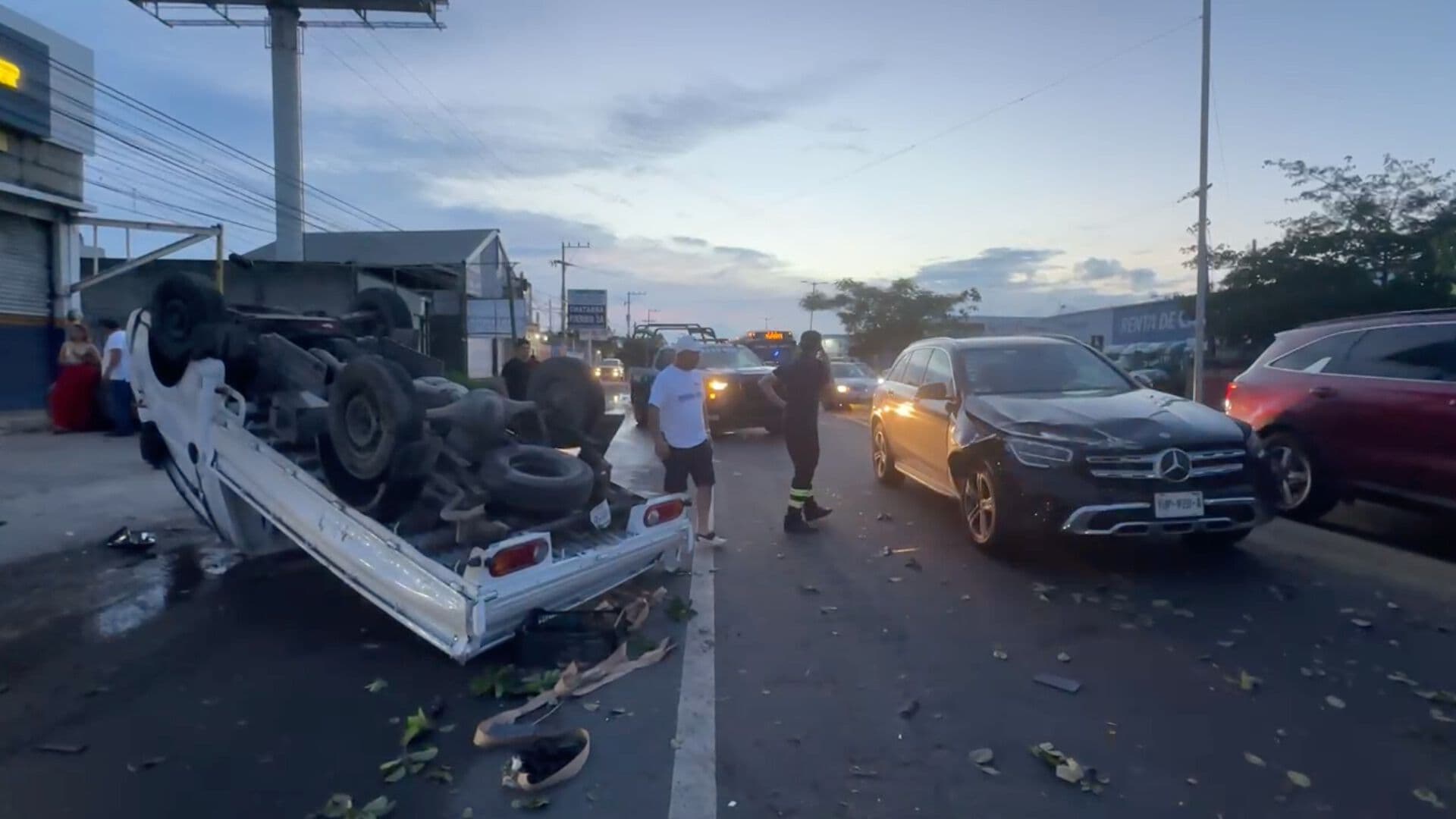 Vehículo Vuelca y Genera Caos Vial en Carretera Veracruz Xalapa a la Altura de Las Amapolas