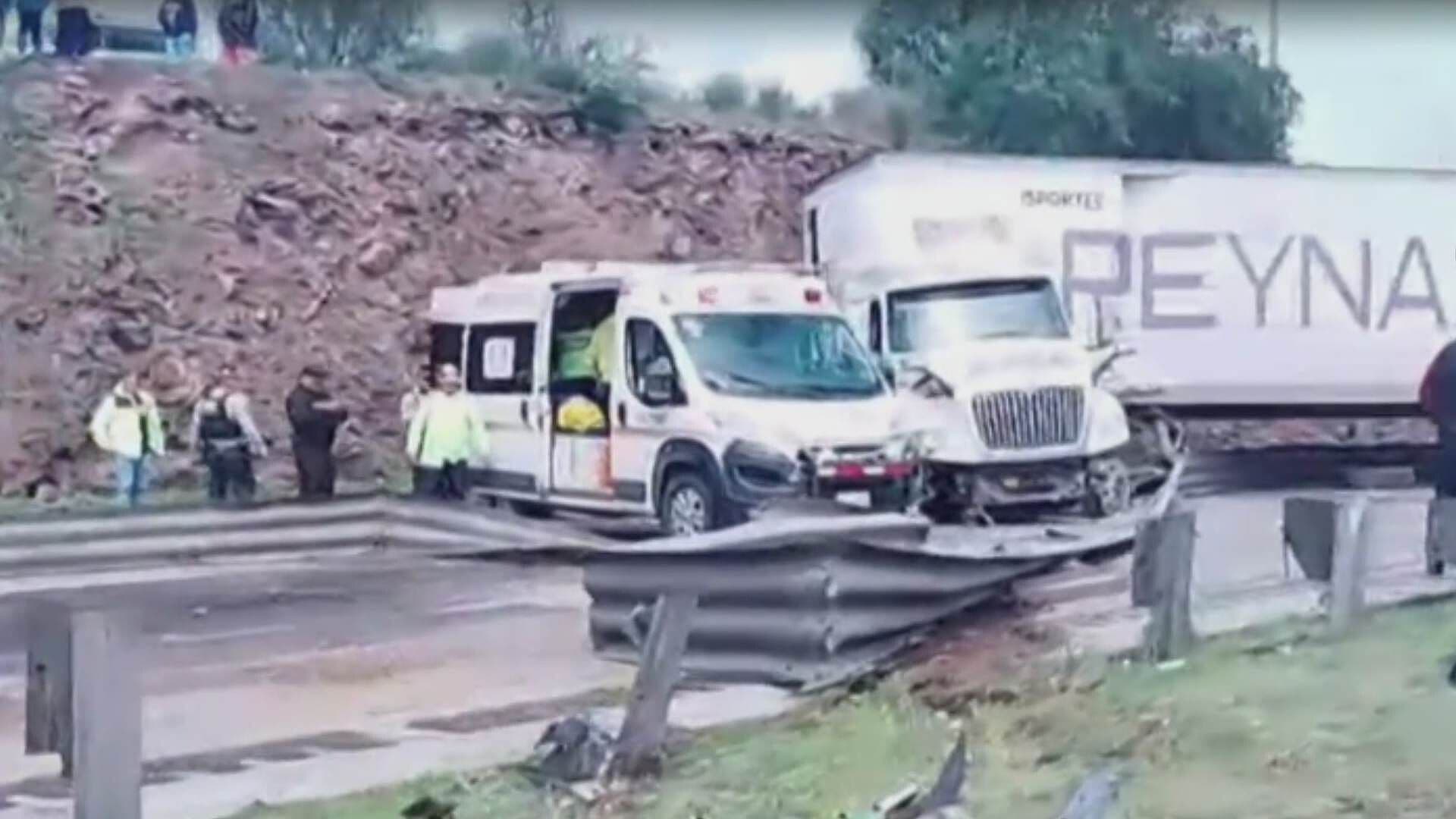 Tractocamión Se Sale del Camino y Provoca Aparatoso Accidente en la México-Querétaro