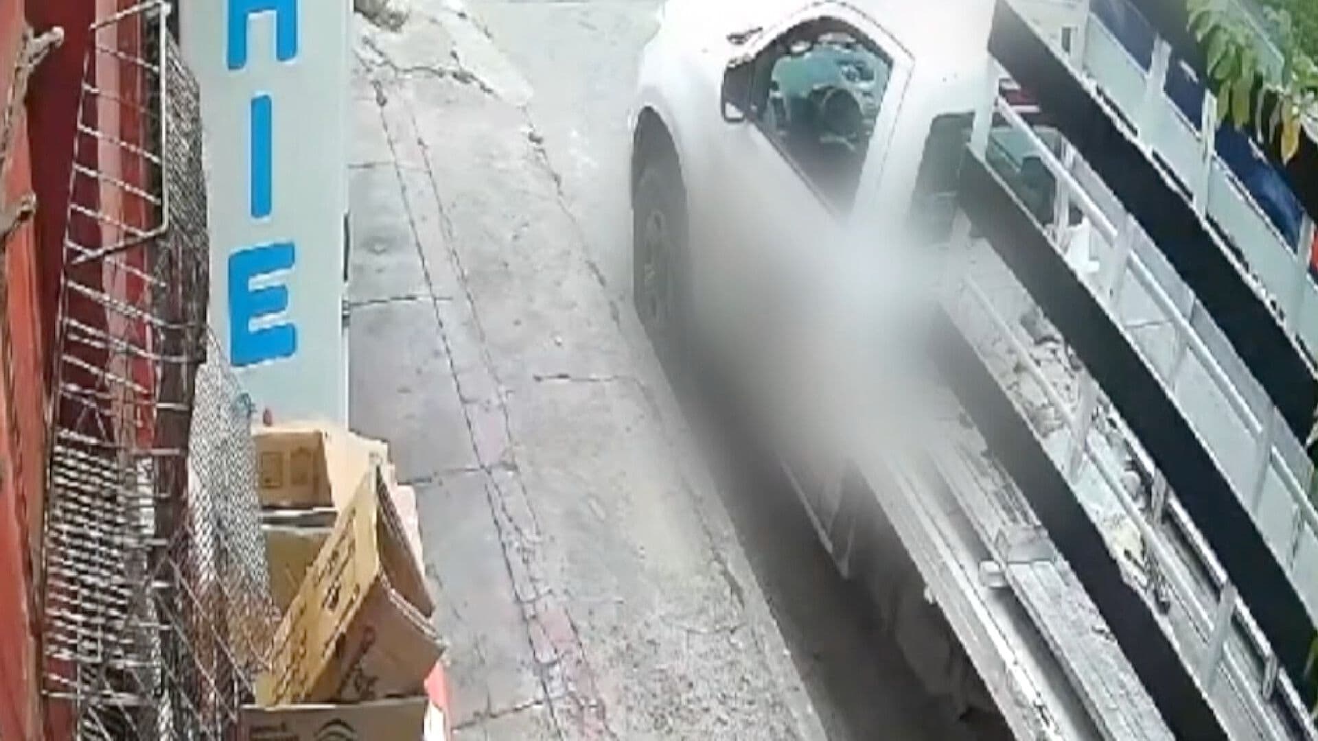 Cámara de Seguridad Capta a Sujeto Presuntamente Robando Bandejas de Pan en Ciudad Madero