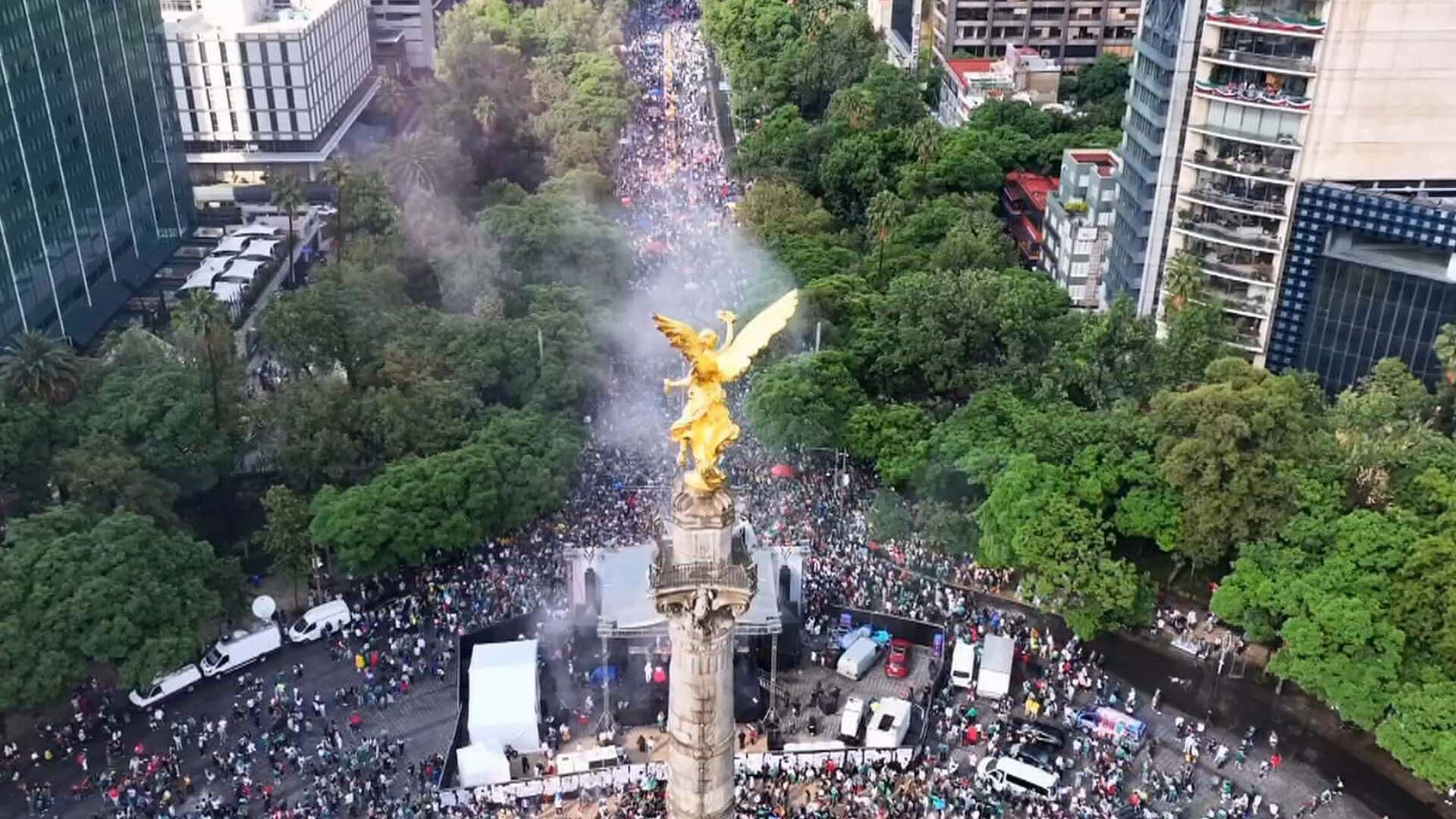 Desde el Aire: Aficionados Abarrotan el Ángel por el Triunfo de la Selección Mexicana
