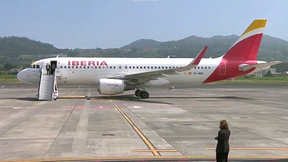 Bajan de Avión al Papa León XIV ¿Qué Pasó en Aeropuerto de España?