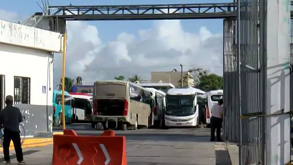 Incendio en Predio Consume 8 Autobuses en Cancún, Quintana Roo