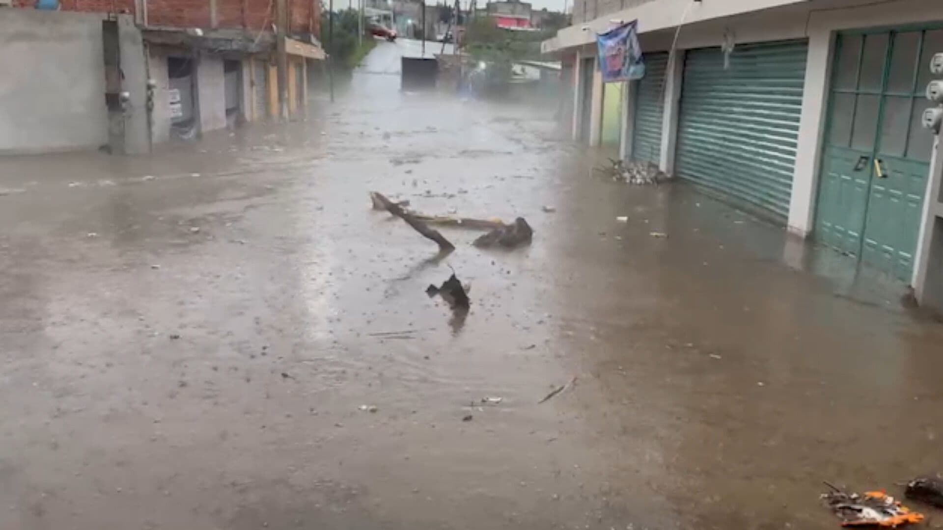 Se Desborda Río y se Inundan Casas y Negocios de San Salvador Chachapa en Amozoc, Puebla