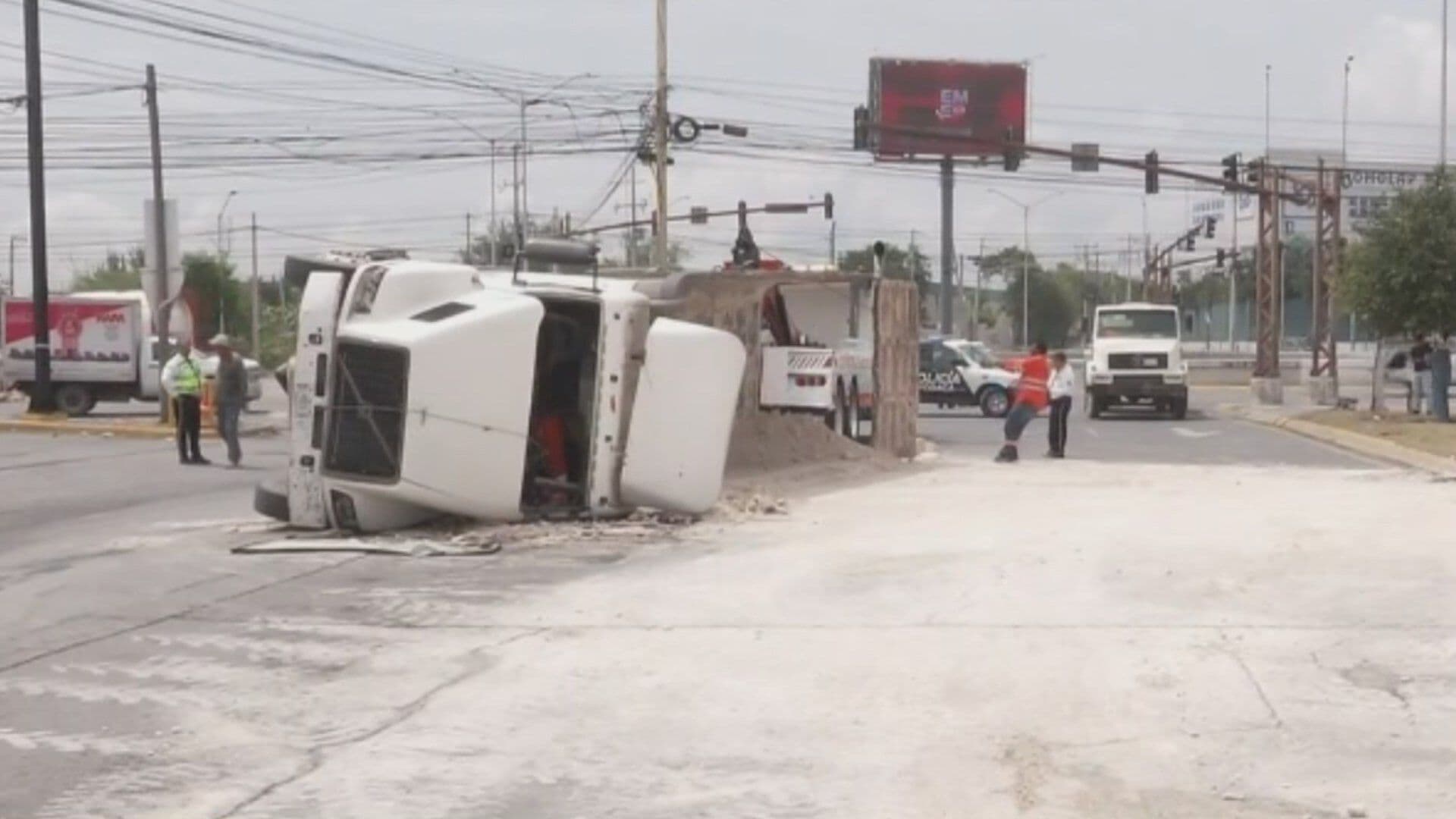 Vuelca Tráiler y Afecta Vialidad en Av. Concordia en Apodaca, Nuevo León