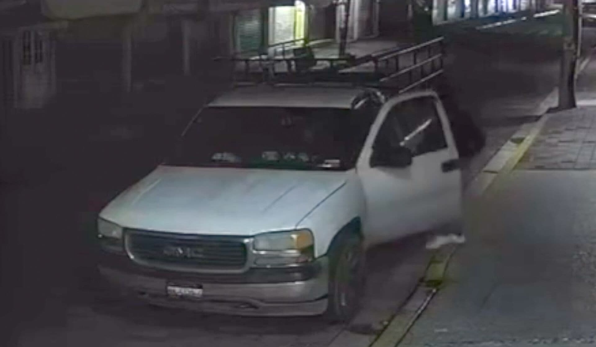 Captan Robo de una Camioneta Estacionada en Tecamachalco, Puebla